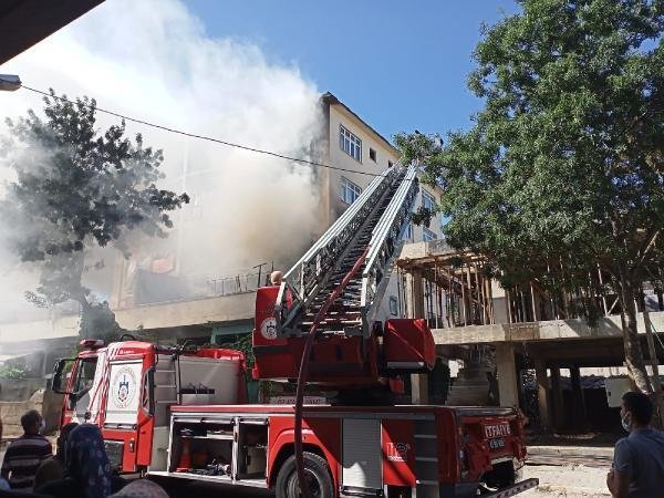 Kocaeli’de 4 katlı binada yangın