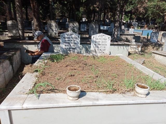 Kocaeli’de deprem şehitleri mezarlıkta dualarla anıldı
