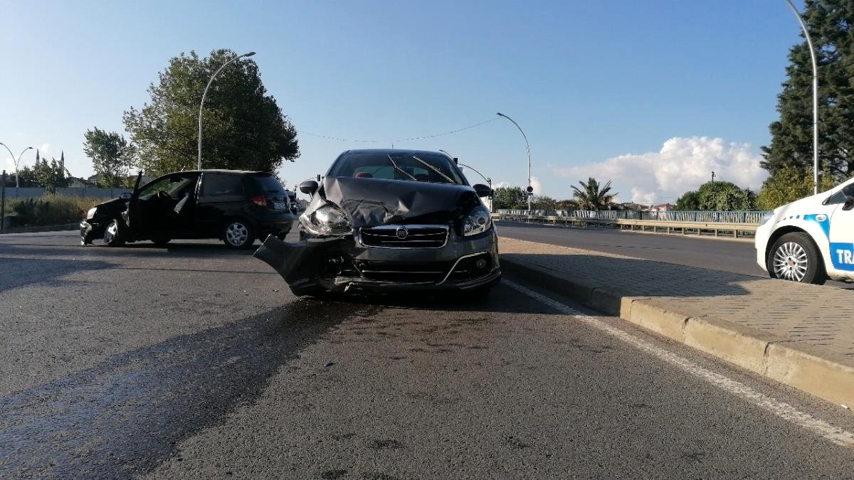 Kocaeli’de iki otomobil çarpıştı: 1 yaralı