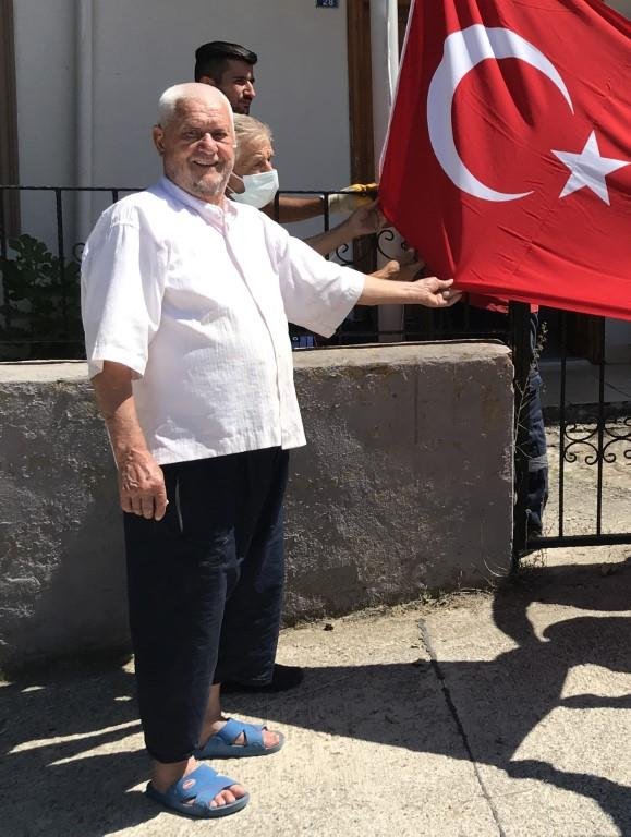 Kocaelili Mehmet dedenin istediği Türk bayrağı köyünün muhtarlığı önünde 5 metrelik direğe asıldı