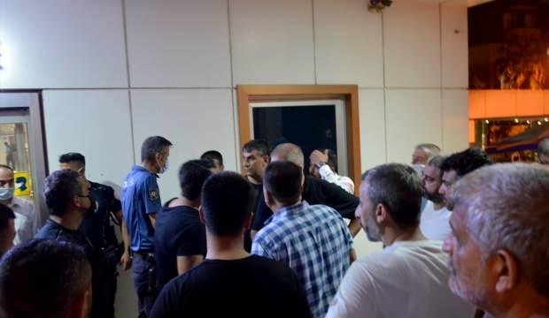 Koronavirüsten hayatını kaybeden hastanın yakınları, sağlık çalışanlarını darbetti