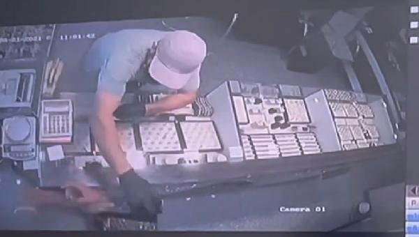 Kuyumcunun yüzüne taşla vurup altınlarla kaçtı