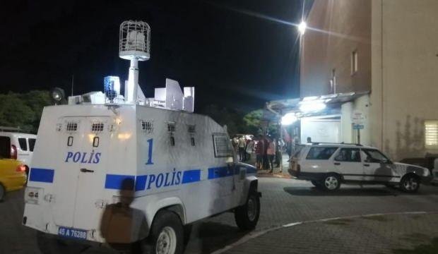 Manisa’da olaya giden polis memuru bıçaklandı
