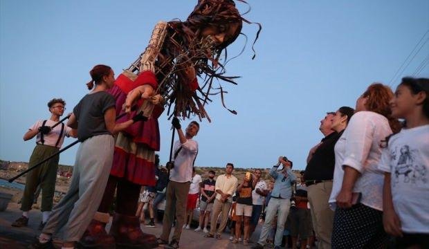 Mülteci çocukların simgesi “Küçük  Amal” Çeşme’ye ulaştı