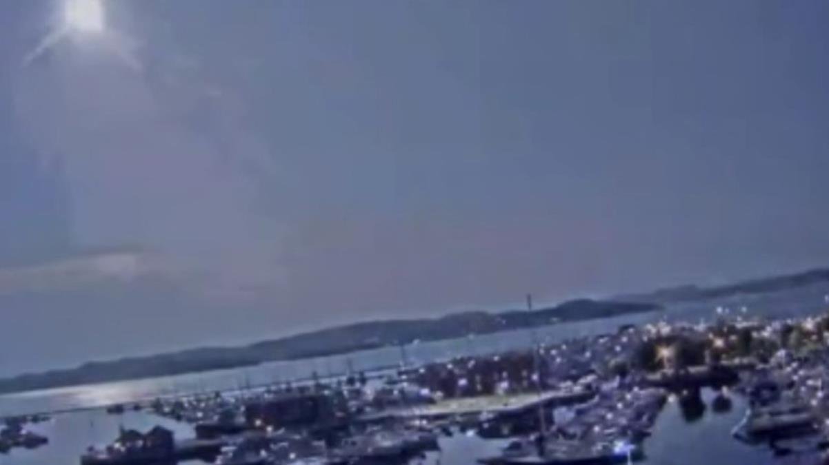 Norveç’te atmosfere giren meteor geceyi gündüze çevirdi