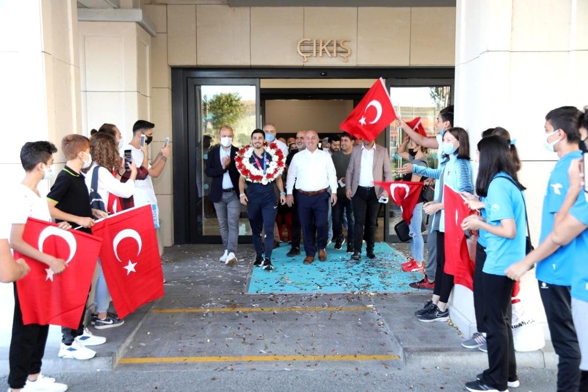 Olimpiyatlarda tarih yazan Eray Şamdan yurda döndü