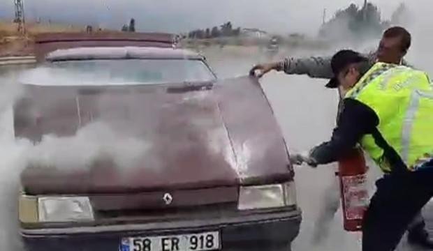 Otomobilde çıkan yangını jandarma söndürdü