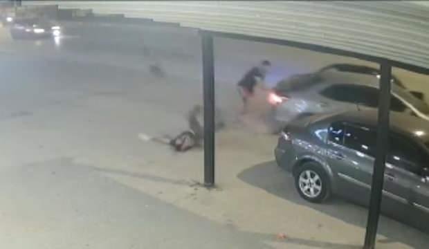 Otomobilin yayalara ve park halindeki araçlara çarpma anı kamerada