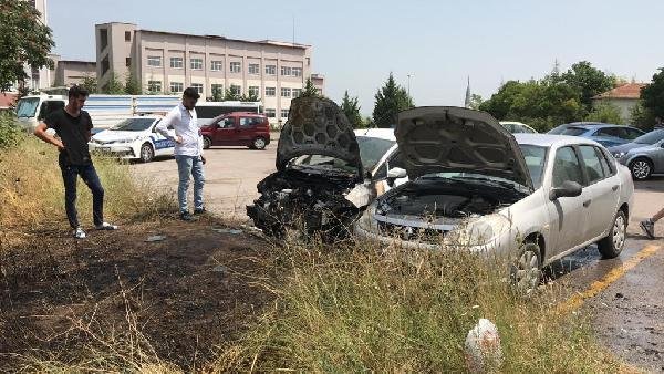 Park halindeki otomobil, alev alev yandı