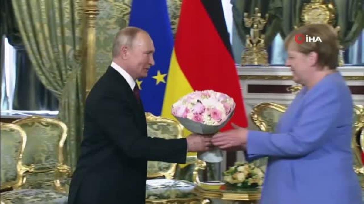 Putin, Merkel’le görüşmesine çiçekle geldiMerkel’den Moskova’ya veda ziyareti