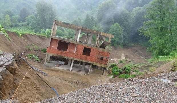 Rize’de 2 katlı inşaat heyelanda 30 metre kaydı