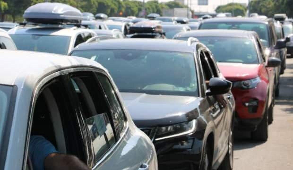 Sınır kapılarında yoğunluk günlerdir sürüyor