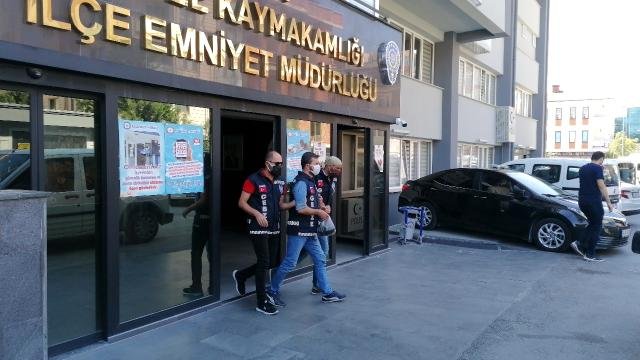 Son dakika haberleri! 2 komşusunu bıçaklayarak öldüren anne ve oğlu adliyeye sevk edildi