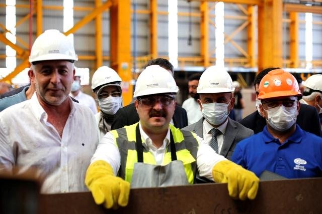 Son dakika haberleri… Bakan Varank dünyanın en büyük gemisine ilk kaynağı yaptı