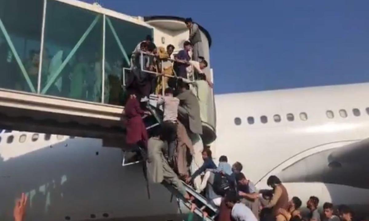 Son Dakika! Kabil Havalimanı’nda çıkan izdihamda 17 kişi yaralandı