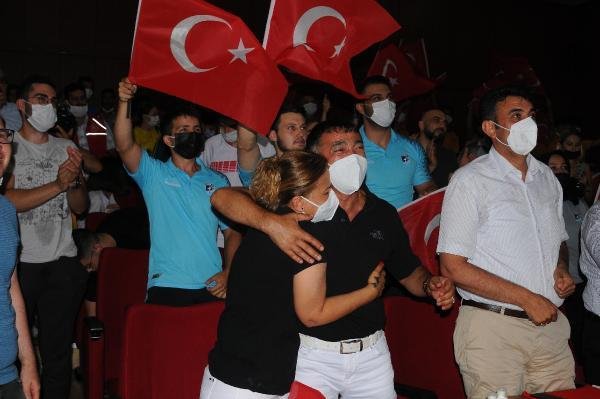 Son Dakika | Tokyo Olimpiyatları’nda gümüş madalya kazanan çocuklarını, gözyaşları içerisinde izlediler