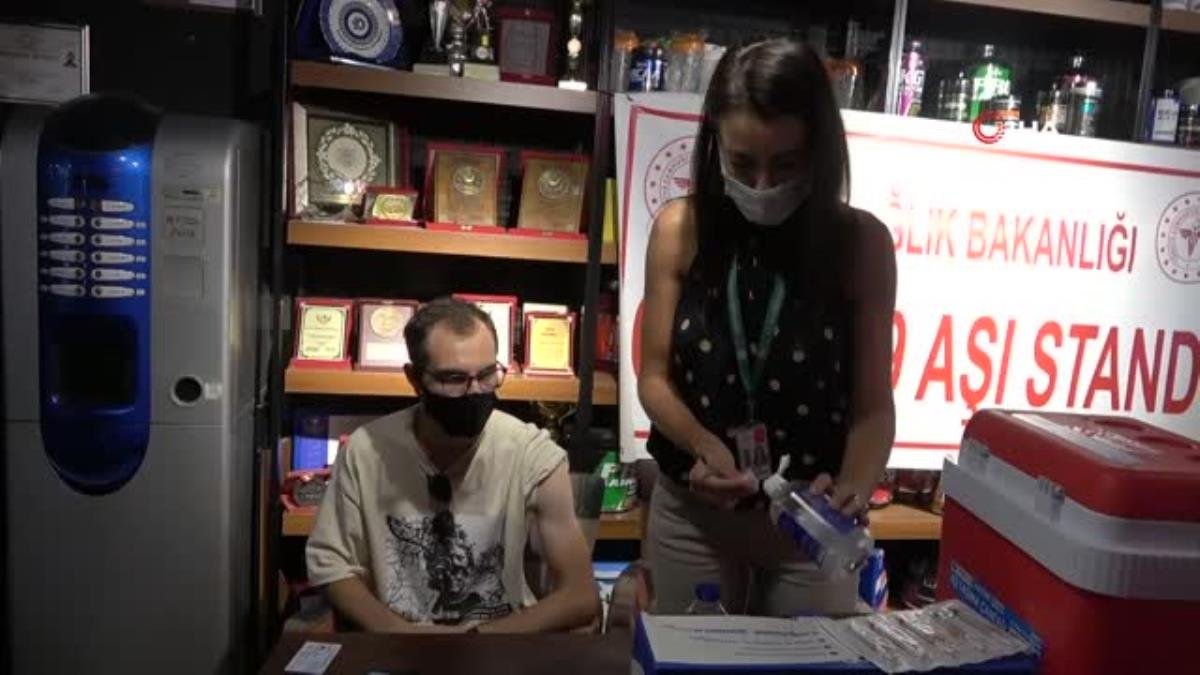 Spor salonunda aşı standı kuruldu