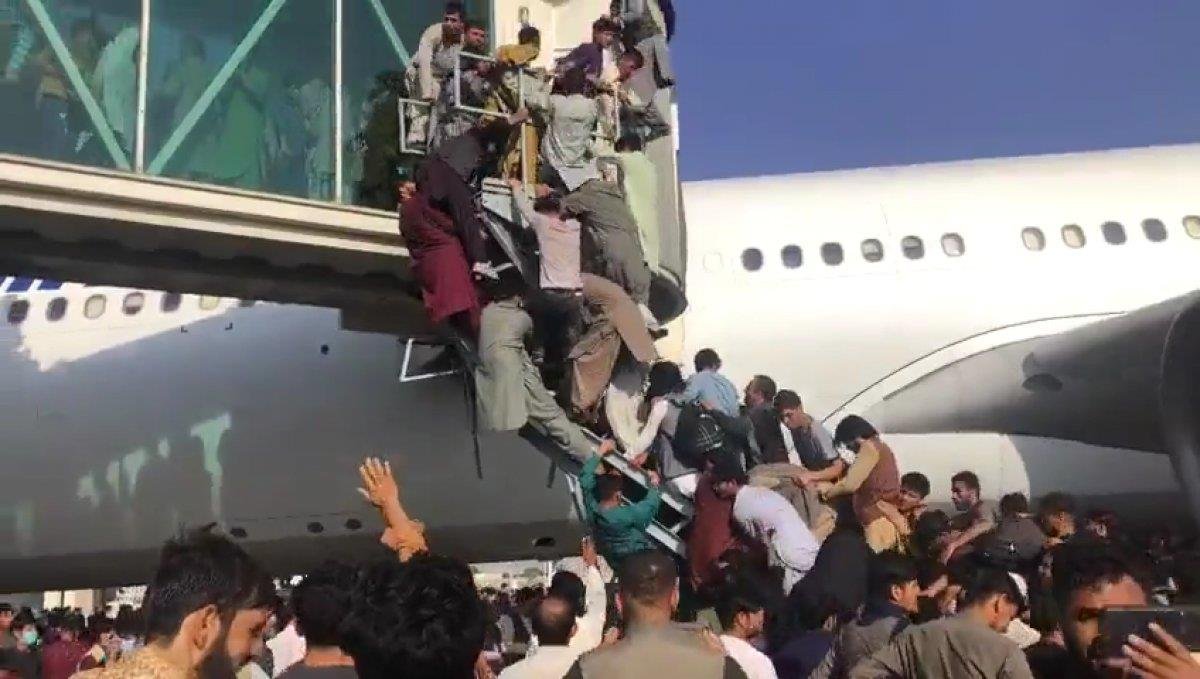 Taliban’dan kaçan yüzlerce Afgan, uçağa binebilmek için birbirini ezdi
