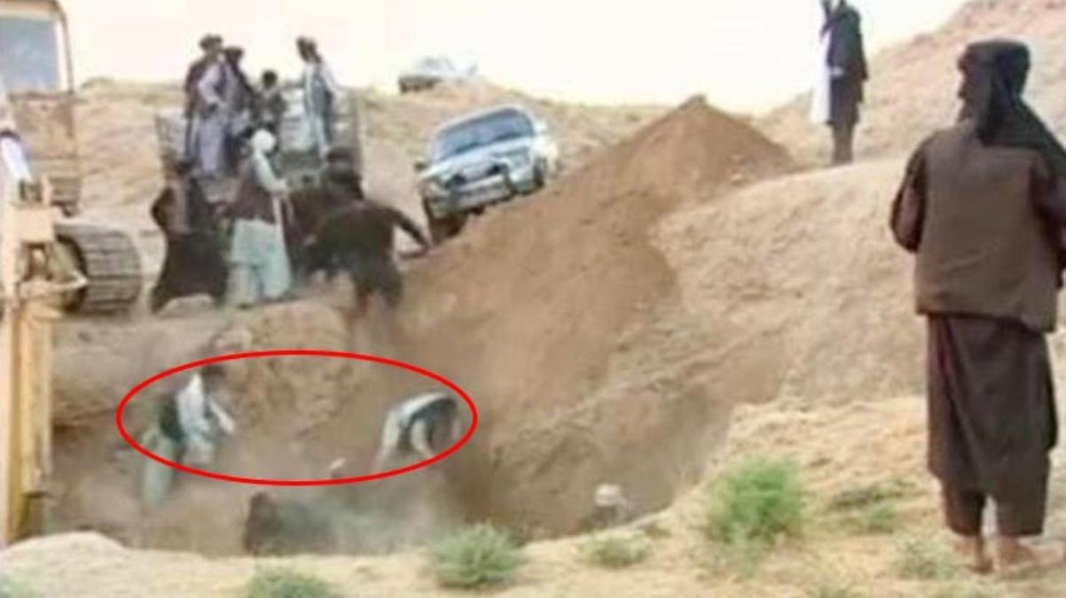 Taliban’dan toplu infaz! Kurşuna dizdikleri Afganları çukura attılar