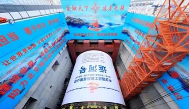 Tek seferde 145 metre delik açan dev makine işe başladı