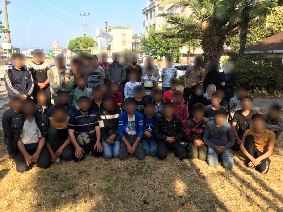 TEM’de durdurulan bir minibüsten 50 kaçak göçmen çıktı: 3 gözaltı