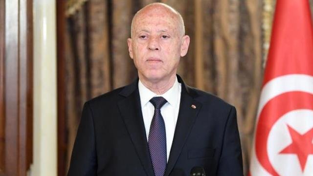 Tunus Cumhurbaşkanı, Başbakanı görevden alarak meclisin tüm yetkilerini dondurdu