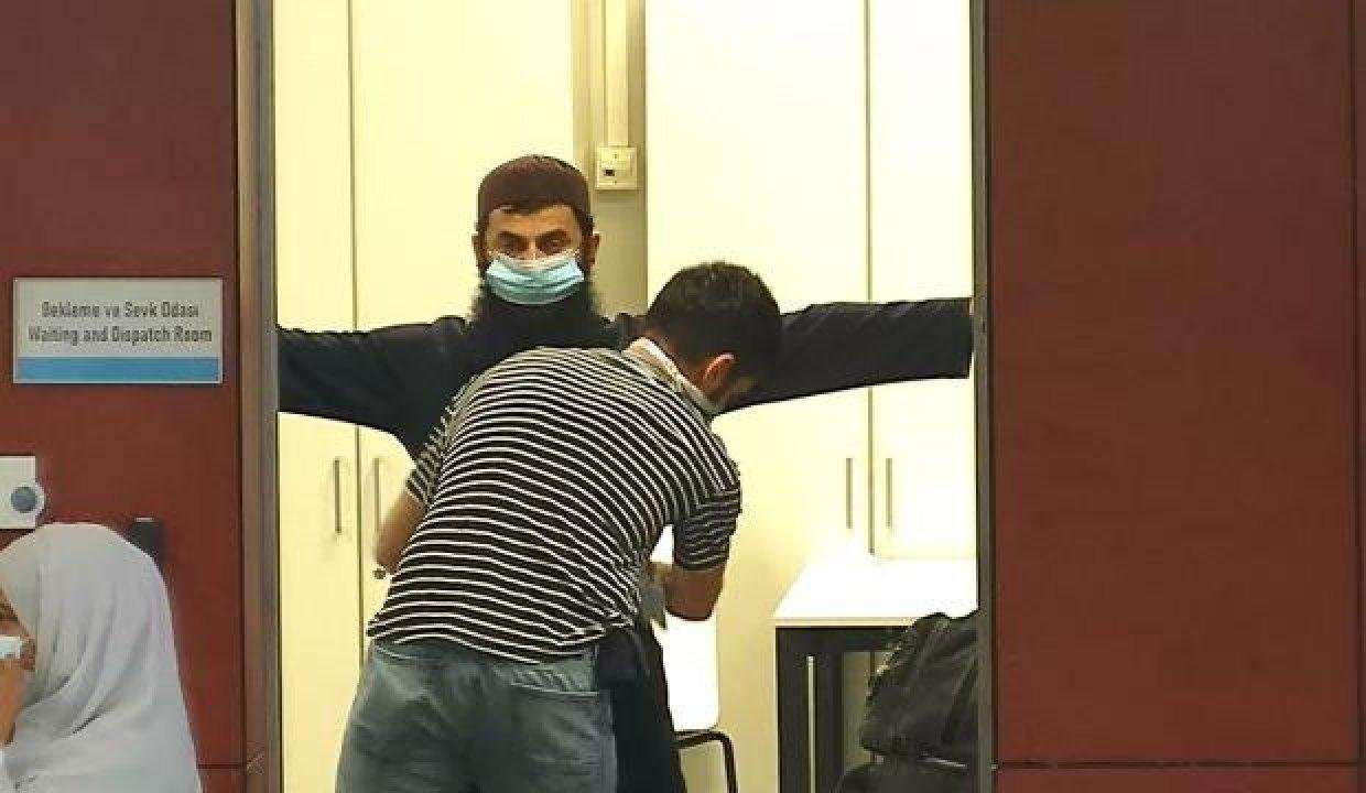 Türkiye’den 3 kez sınır dışı edilmişti:  DAEŞ’li bu kez sahte pasaportla yakalandı