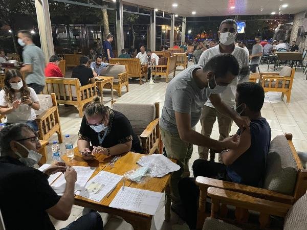 Vakaların yüksek olduğu Diyarbakır’da ekipler çay bahçelerinde aşı yapıyor
