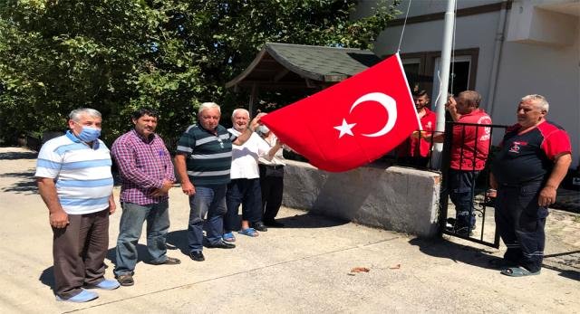 Vatandaş Türk Bayrağı istedi, Başkan Büyükakın yerine getirdi