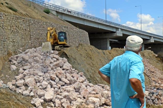 Yolları kapandı, 2 yıldır tarlalarına gidemiyorlar