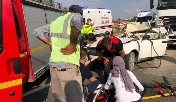 Yolun ortasında aniden duran otomobil hurdaya döndü: 1 ölü, 2 yaralı