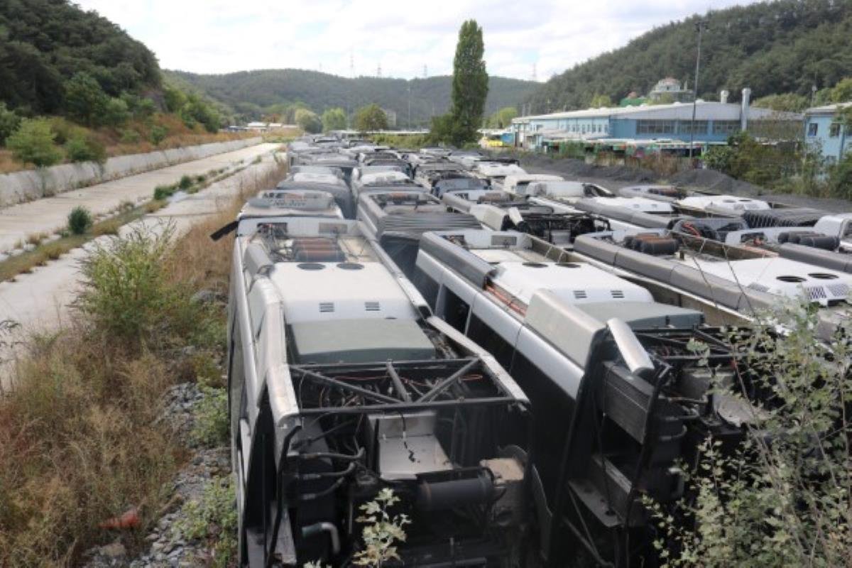 50 otobüs çürümeye terk edildi! Muhalefet Kadir Topbaş’ı suçladı, iktidar kanadı sessizliğini koruyor