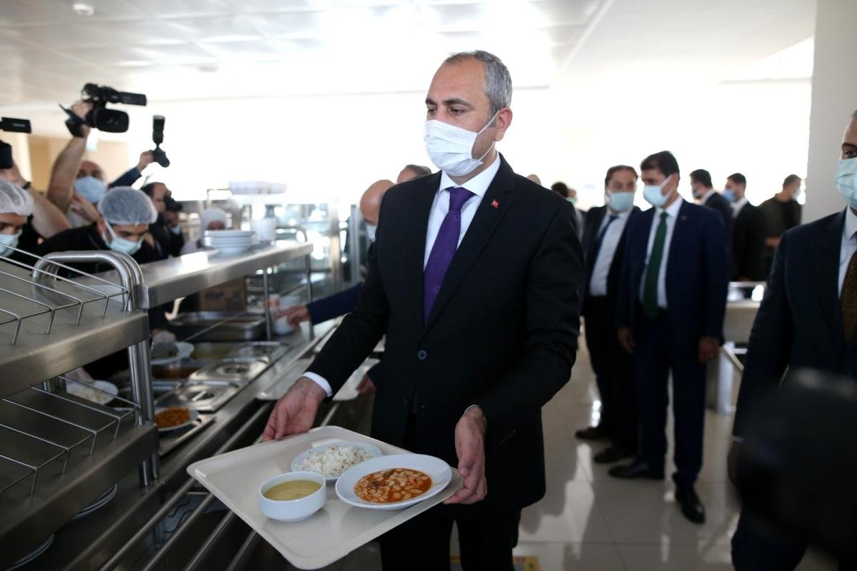 Abdulhamit Gül: “Sözleşmeli arkadaşlarımızın takıma geçmesi birinci meselemiz”