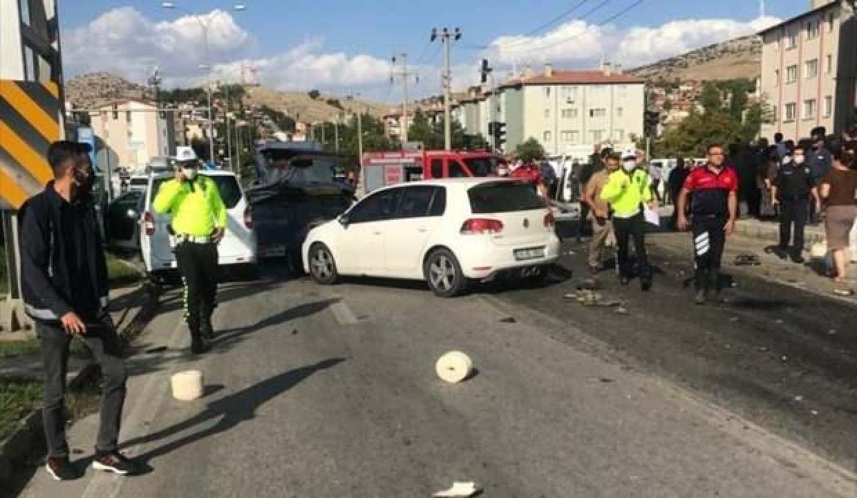 Afyonkarahisar’da zincirleme trafik kazasında 1 kişi öldü, 4 kişi yaralandı