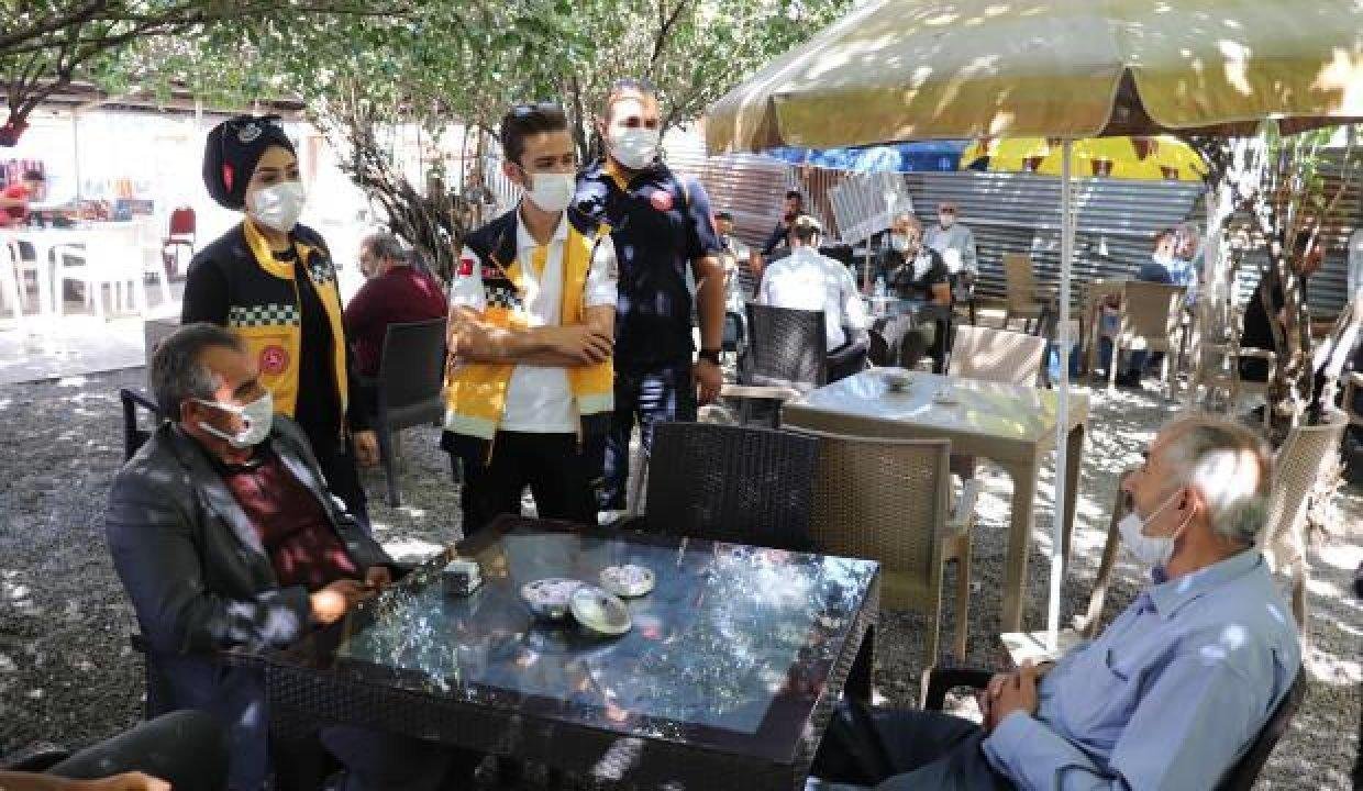 Ağrı Sağlık Müdürü, halkı ikna edip aşıya götürdü