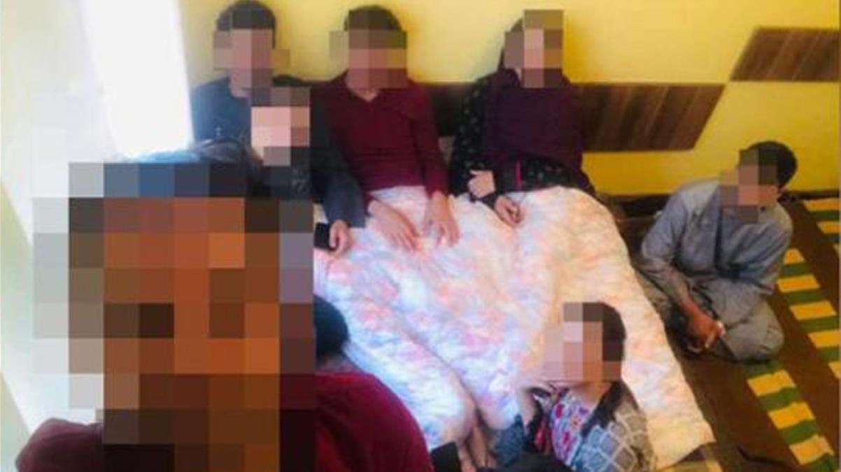 Ajans güvenlikleri için fotoğraftaki herkesi buzladı! Taliban’ın işine son verdiği bayan hakim hayatından telaş ediyor