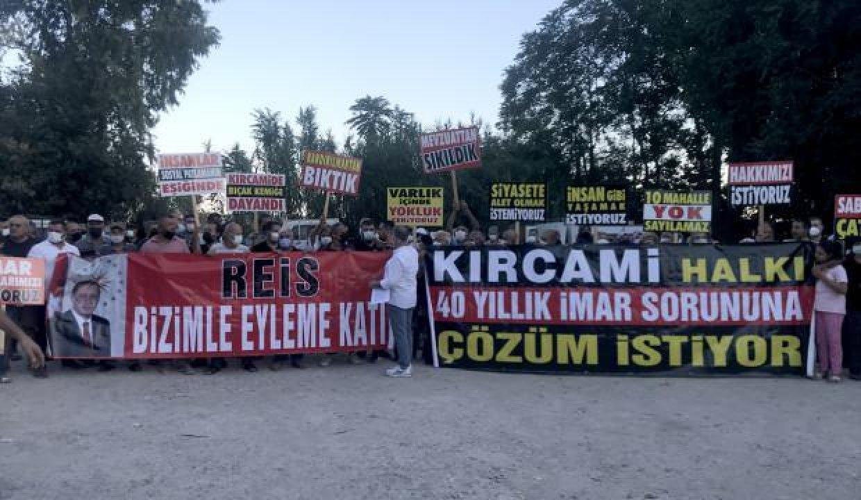 Antalya’da mahalle sakinleri imar sorunu yüzünden yolu kapattı