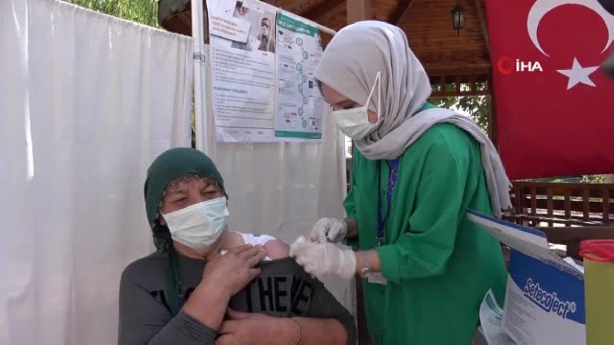 Aşı olmaktan korkan Güllü ninenin hemşire ile diyaloğu güldürdü