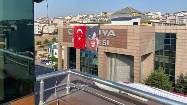 Atatürk’ün fotoğrafını ters asan belediye, gelen eleştiriler üzerinden hatasından döndü