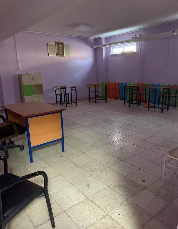 Atipik otizmli çocuğunun sınıfının yerine tepki gösterdi, kat değiştirildi