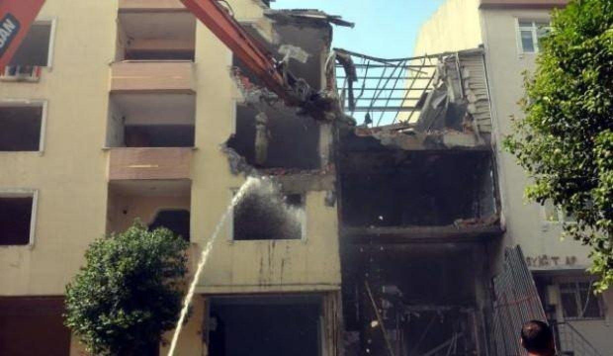 Avcılar’daki patlamada büyük hasar gören iki bina 30 gün sonra yıktırıldı