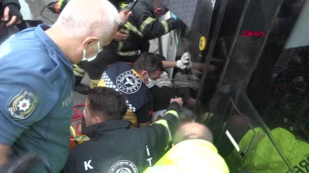 AYAĞI TRAMVAYLA DUVAR ARASINA SIKIŞAN KADINI İTFAİYE KURTARDI