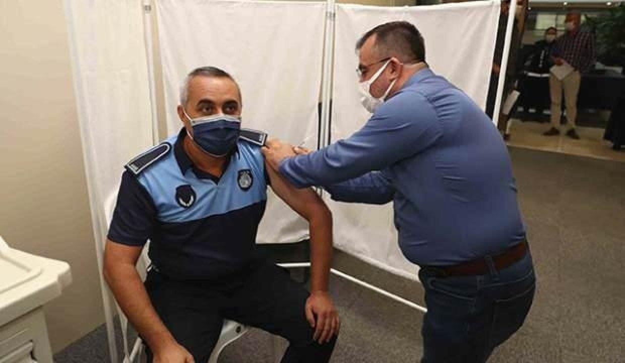 Bağcılar’da vatandaşa ve belediye personeline randevusuz aşı