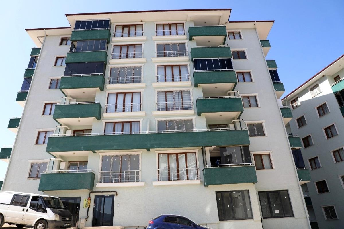 Belediye, sıfır dairelerini 84 üniversite öğrencisine tahsis etti