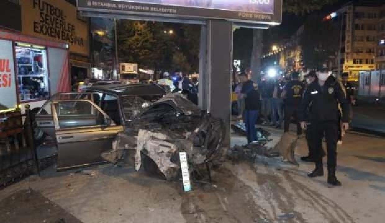 Beşiktaş’ta otomobil reklam tabelasına çarptı: 1 yaralı