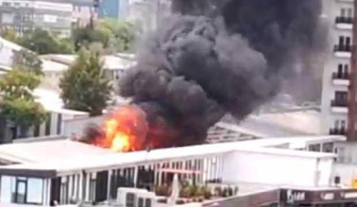 Beylikdüzü’nde bir iş yerinin çatısı alev alev yandı