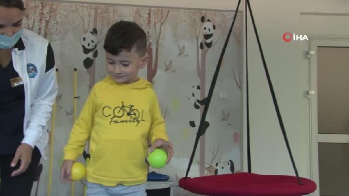 Bir annenin memnunluğu… 4 yıldır konuşamayan Rüzgar 4 ayda konuşmaya başladı