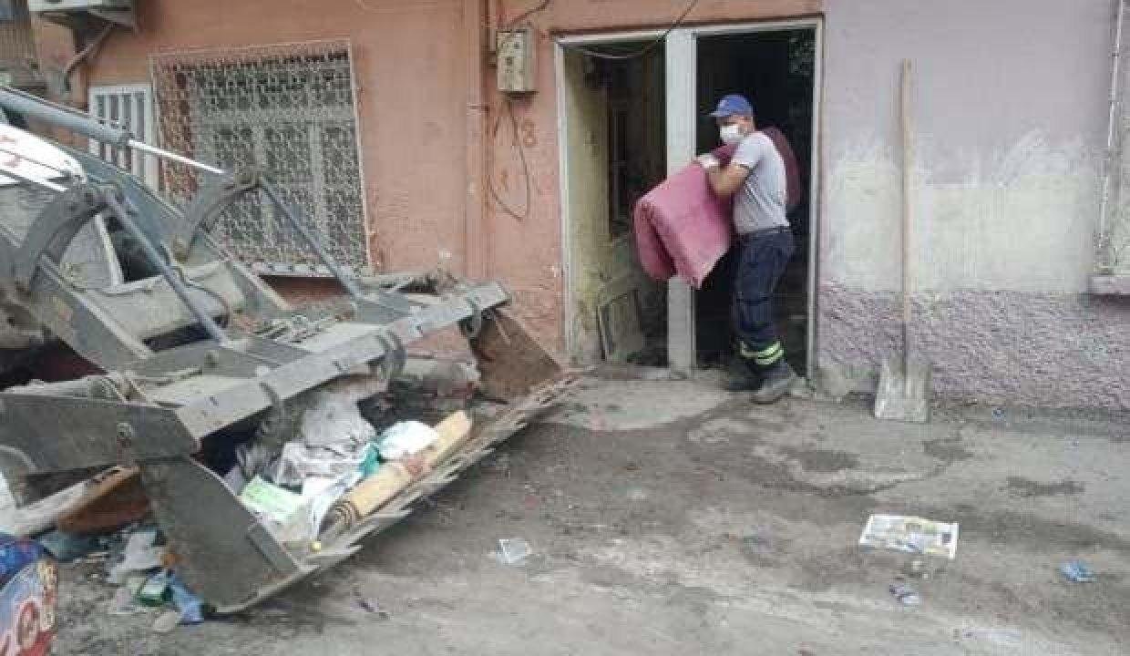 Bir evden 9 kamyon çöp çıktı