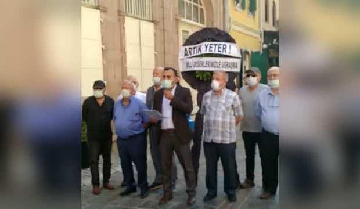 “Çıplak semazen” rezaletine siyah çelenkli protesto!