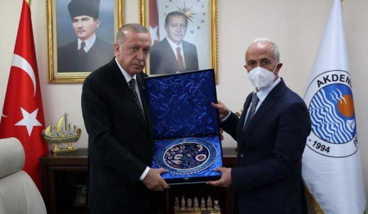Cumhurbaşkanı Erdoğan, Akdeniz Belediyesini ziyaret etti
